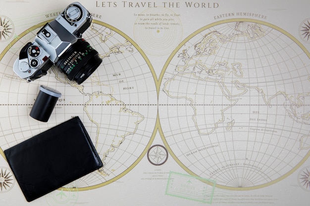 Mappa con vista dall'alto e dispositivo fotografico per viaggiare