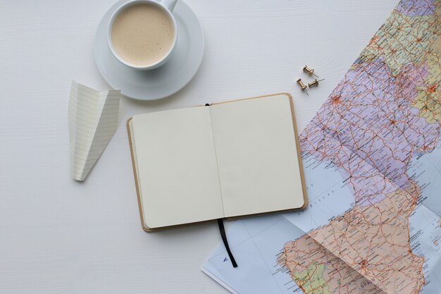 Mappa itinerante, diario e tazza di caffè