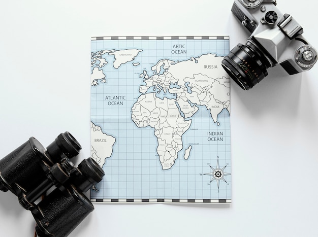 Mappa, macchina fotografica e binocolo