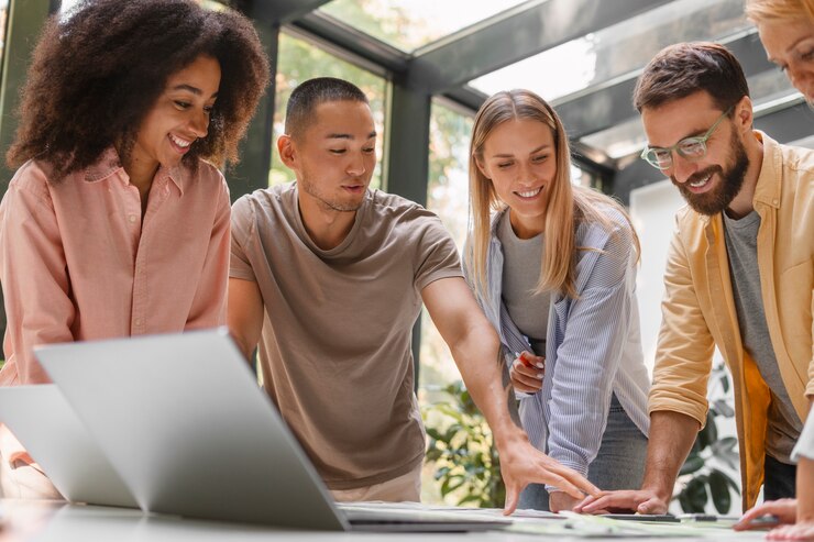 Foto gratuito marca tecnologica che lavora sugli obiettivi di sostenibilità