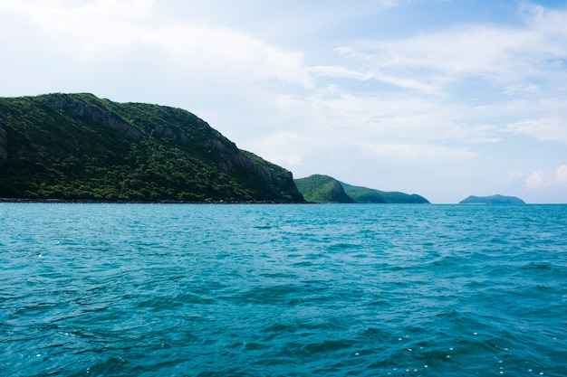 Mare blu e montagna contro il cielo