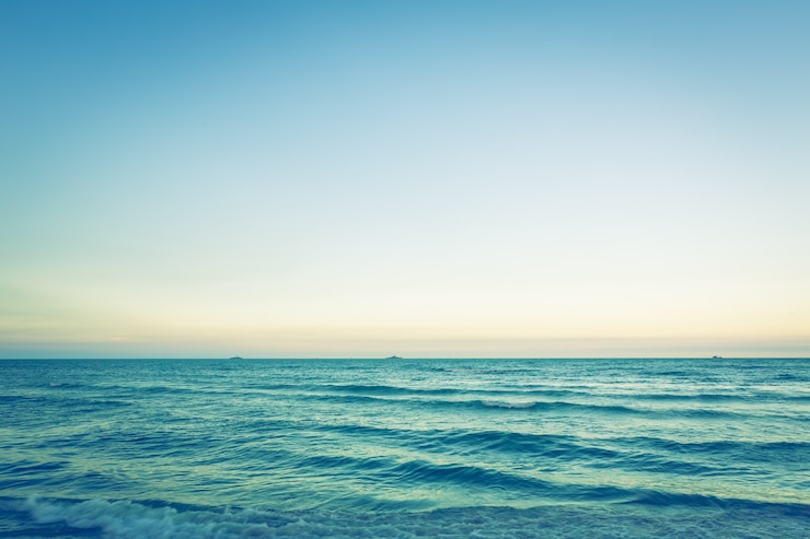 Foto gratuito mare calmo con cielo sereno