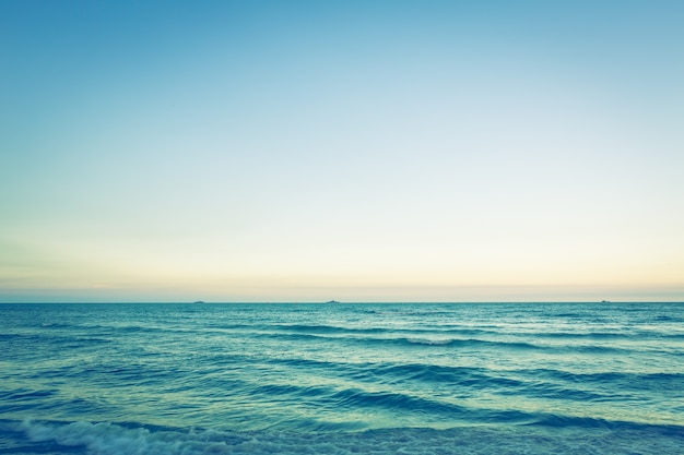 mare calmo con cielo sereno