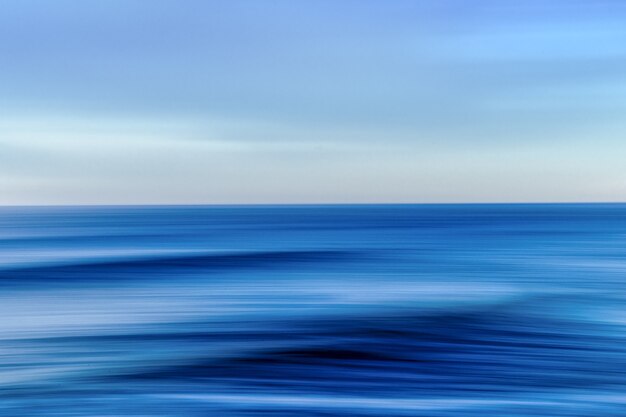 Mare durante un tramonto colorato con un effetto di movimento: una bella immagine per sfondi e sfondi