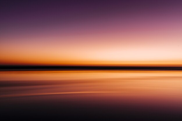 Mare durante un tramonto colorato con una lunga esposizione