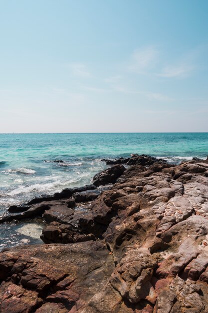 Mare idilliaco roccioso contro cielo blu