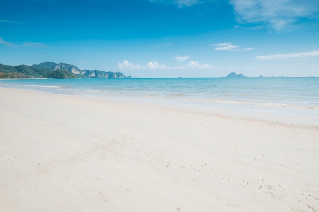 Mare Spiaggia e nuvole cielo solare