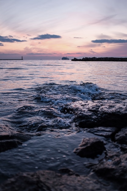 mare stupendo sotto un cielo rosa