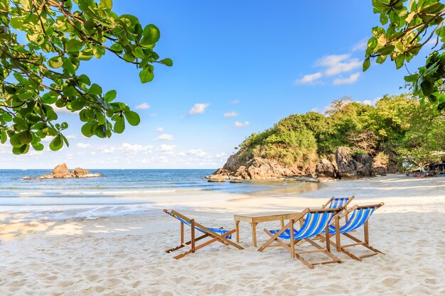 Mare turchese chiaro e lettini da spiaggia nel distretto di Bo Thong Lang Bay Bang Saphan Prachuap Khiri Khan Thailandia