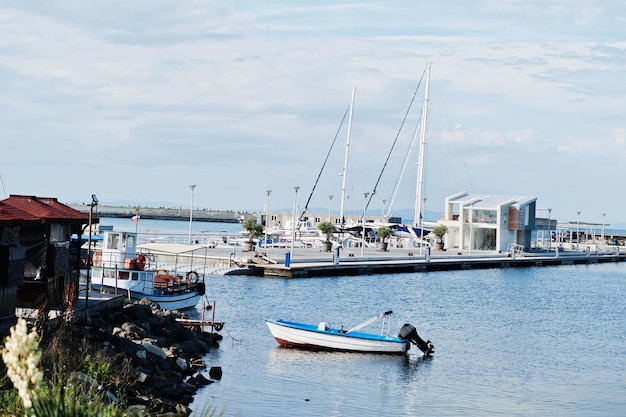 Marina con yacht e barche nel centro storico di Nesebar