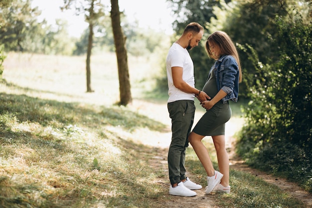 Marito con la moglie incinta che cammina nel parco