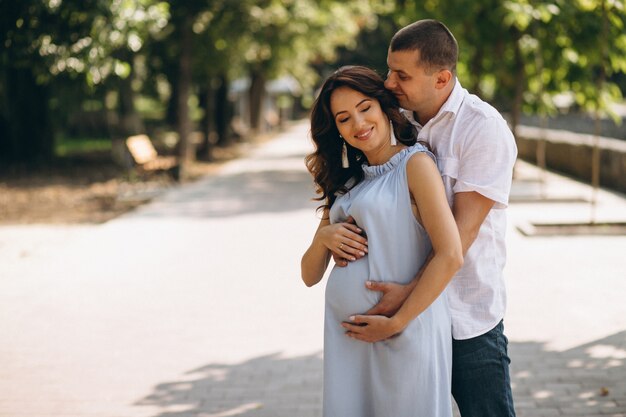 Marito con la moglie incinta nel parco