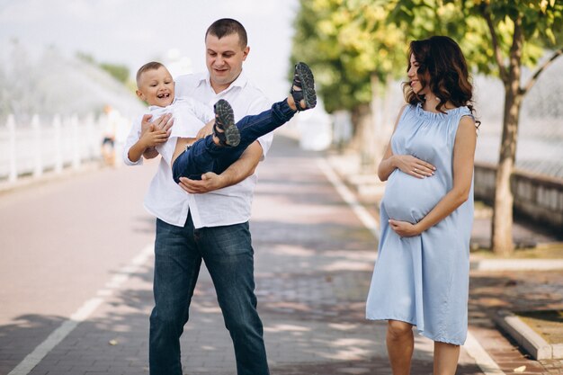 Marito con moglie incinta e il loro figlio nel parco