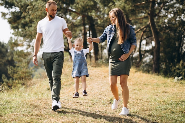 Marito con moglie incinta e il loro figlio