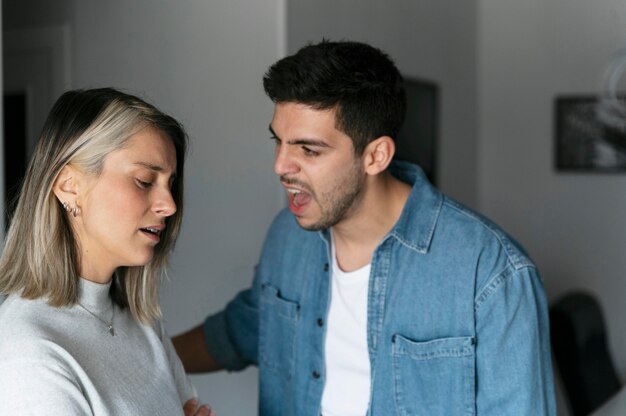 Marito e moglie litigano