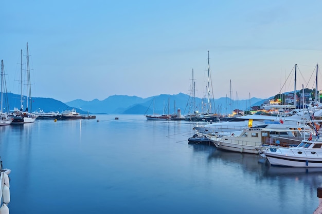 Marmaris marina paesaggio bellissimo tramonto citycape destinazione turistica vista della città di Mugla in Turchia