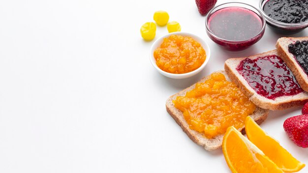 Marmellata deliziosa dell'angolo alto su pane