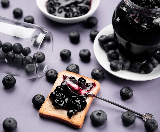 Marmellata deliziosa dell'angolo alto su pane