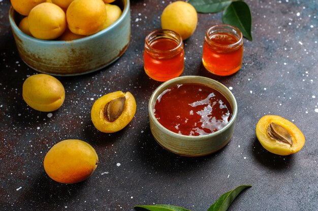 Marmellata di albicocche deliziosa fatta in casa con frutta fresca di albicocca