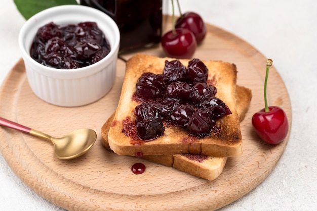 Marmellata di amarene deliziosa dell'angolo alto su pane