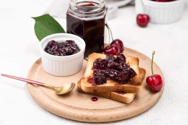 Marmellata di ciliegia dell'angolo alto su pane