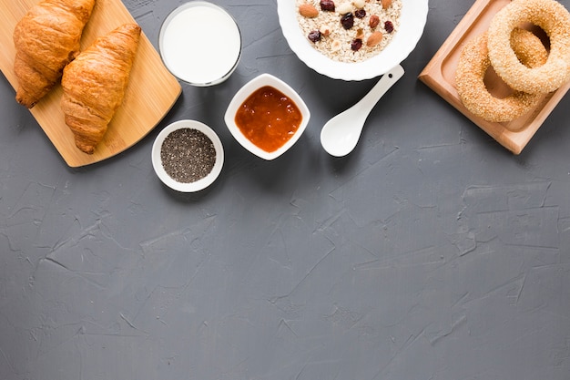 Marmellata di dolci e avena con spazio di copia