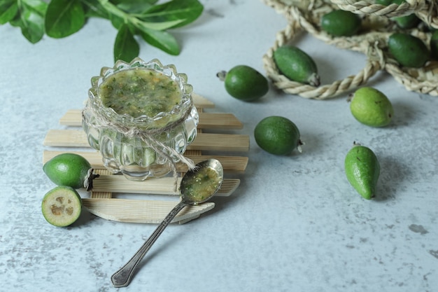 Marmellata di feijoa dolce in una ciotola di vetro.