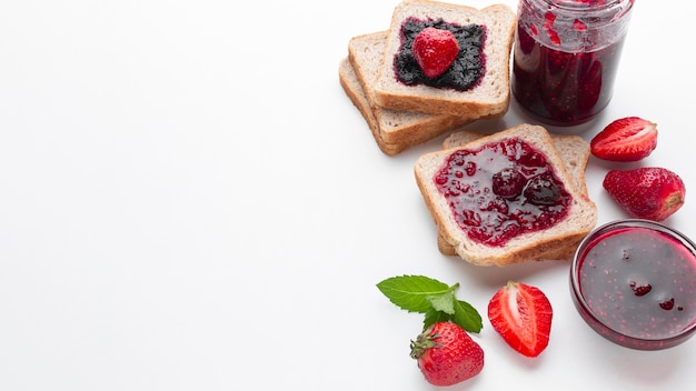 Marmellata di fragole dell'angolo alto su pane