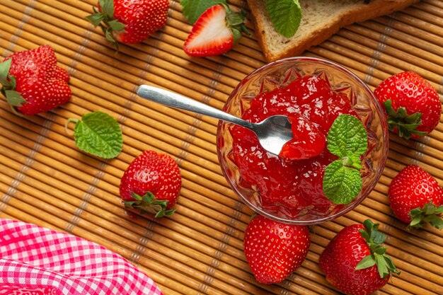 Marmellata di fragole su fondo in legno