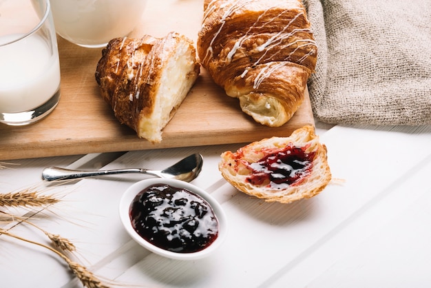 Marmellata di frutti di bosco con croissant sul tavolo