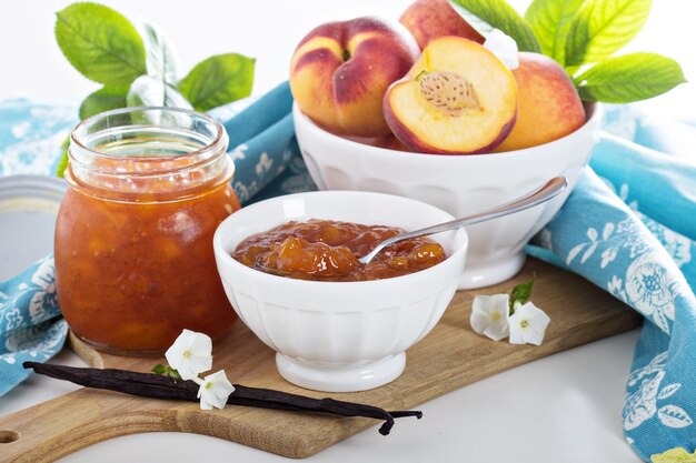 Marmellata di pesche alla vaniglia in una ciotola