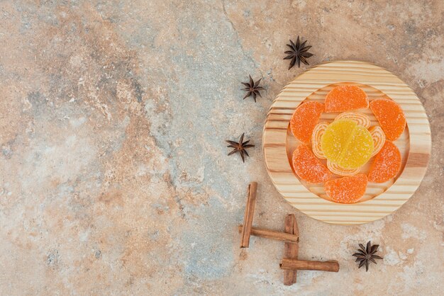 Marmellata di zucchero con anice stellato e bastoncini di cannella