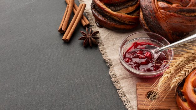 Marmellata dolce e bastoncini di cannella