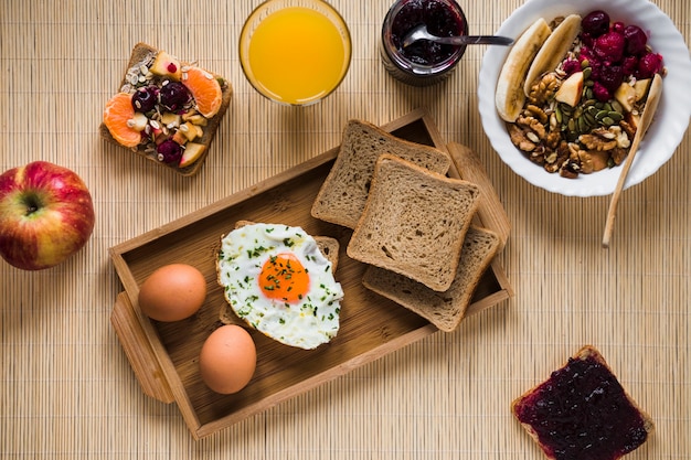 Marmellata e insalata vicino al cibo per la colazione