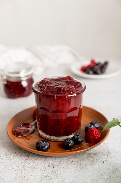 Marmellata fatta in casa con bacche selvatiche alta vista in vetro