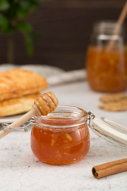 Marmellata fatta in casa succosa fresca con miele