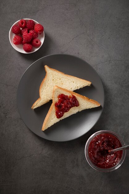 Marmellata fatta in casa succosa fresca e fette di pane