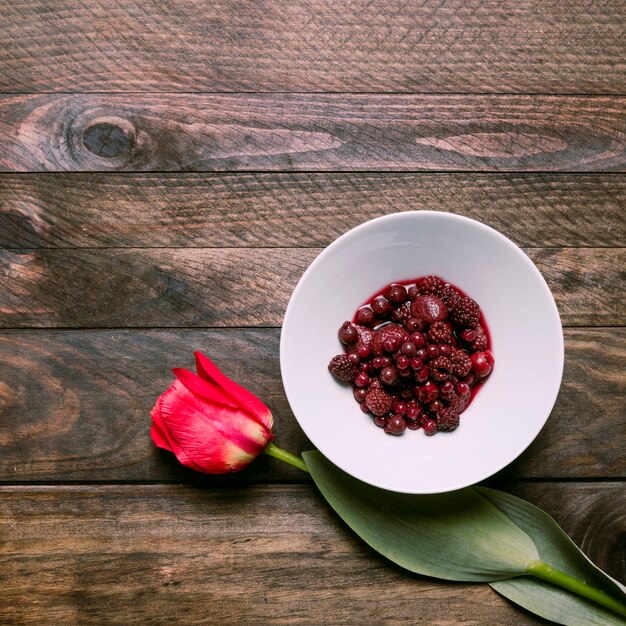 Marmellata in ciotola e fiori freschi