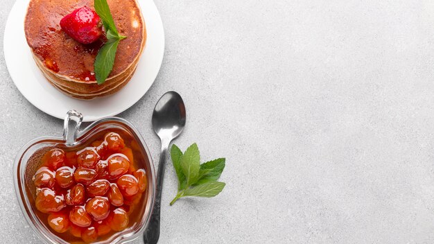 Marmellata vista dall'alto in una ciotola a forma di mela