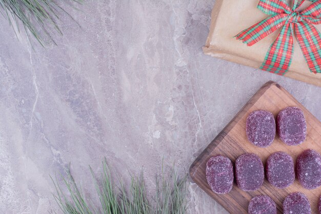 Marmellate viola sul piatto di legno su marmo.