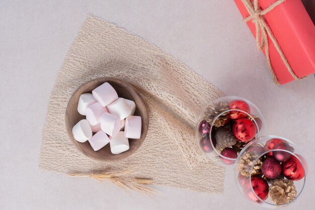 Marshmallow dolci su tavola di legno