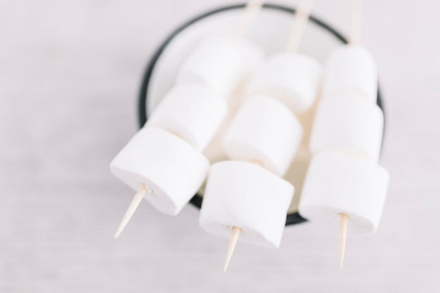 Marshmallow su bastoncini sulla tazza