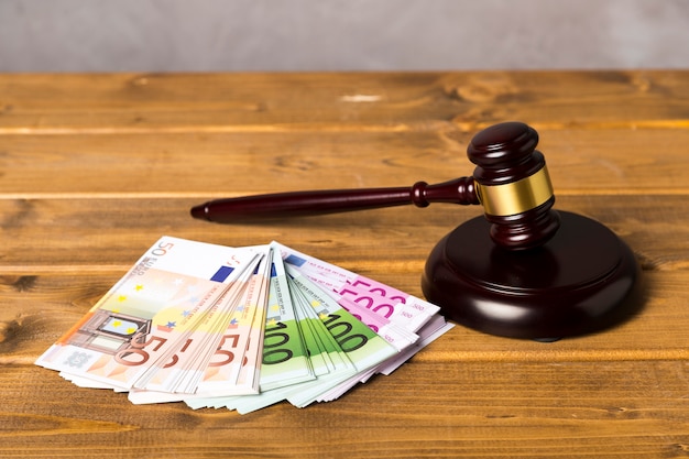 Martelletto del giudice ad alto angolo con banconote in euro