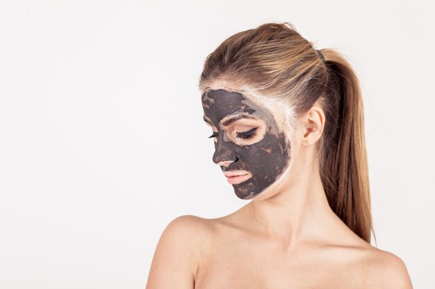 Maschera bianca faccia bellezza applicazione donna