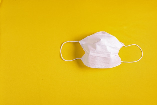 Maschera chirurgica su sfondo arancione minimalista