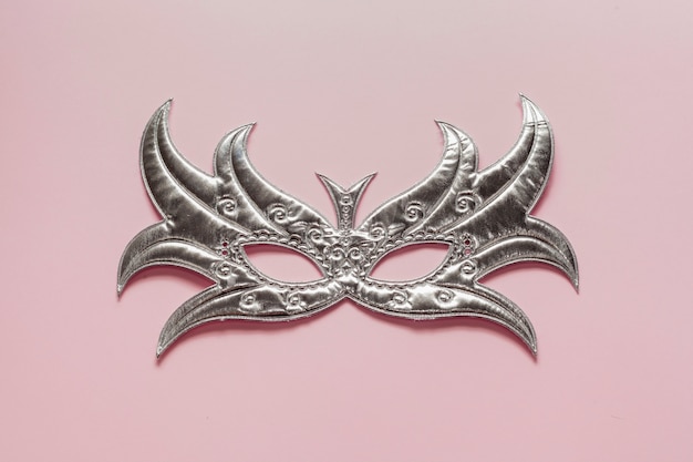 Maschera d'argento vista dall'alto su sfondo rosa
