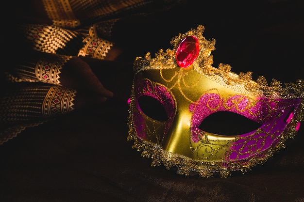 maschera d&#39;oro e rosa veneziana su uno sfondo scuro