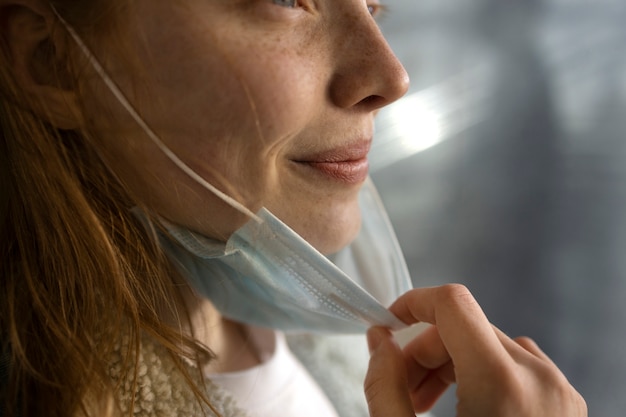 Maschera da donna sorridente con vista laterale gratuita