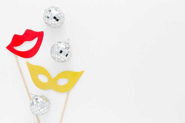 Maschera da festa con globi d'argento