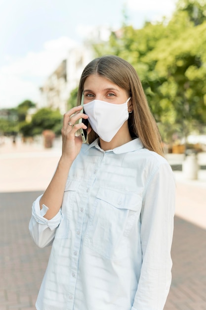 Maschera da portare all'aperto della giovane donna